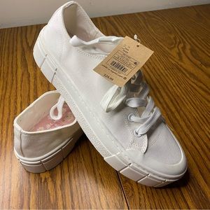 NWT!! Mad Love Womens shoes. Does not come with original box.